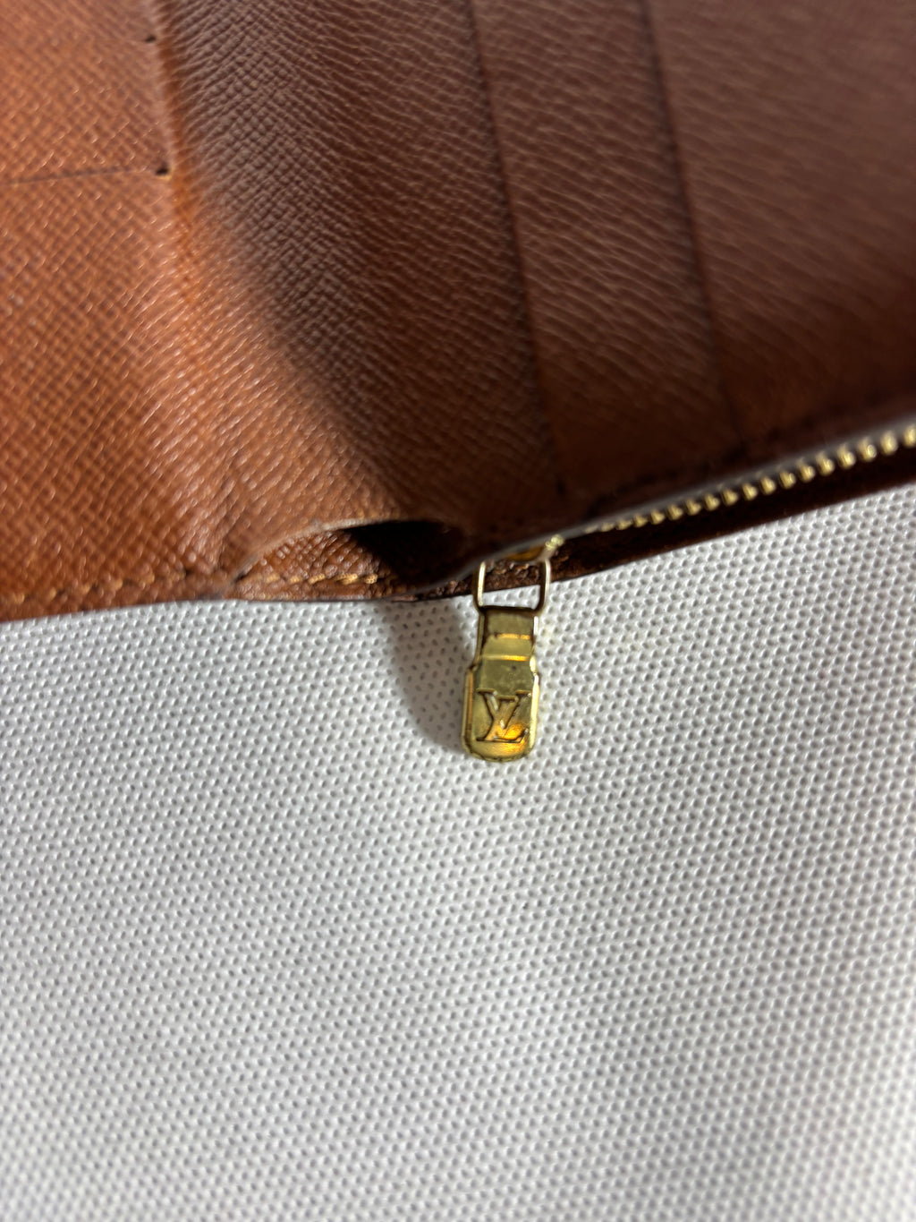 Portefeuille compact zippé monogram à deux volets Grande taille Louis Vuitton