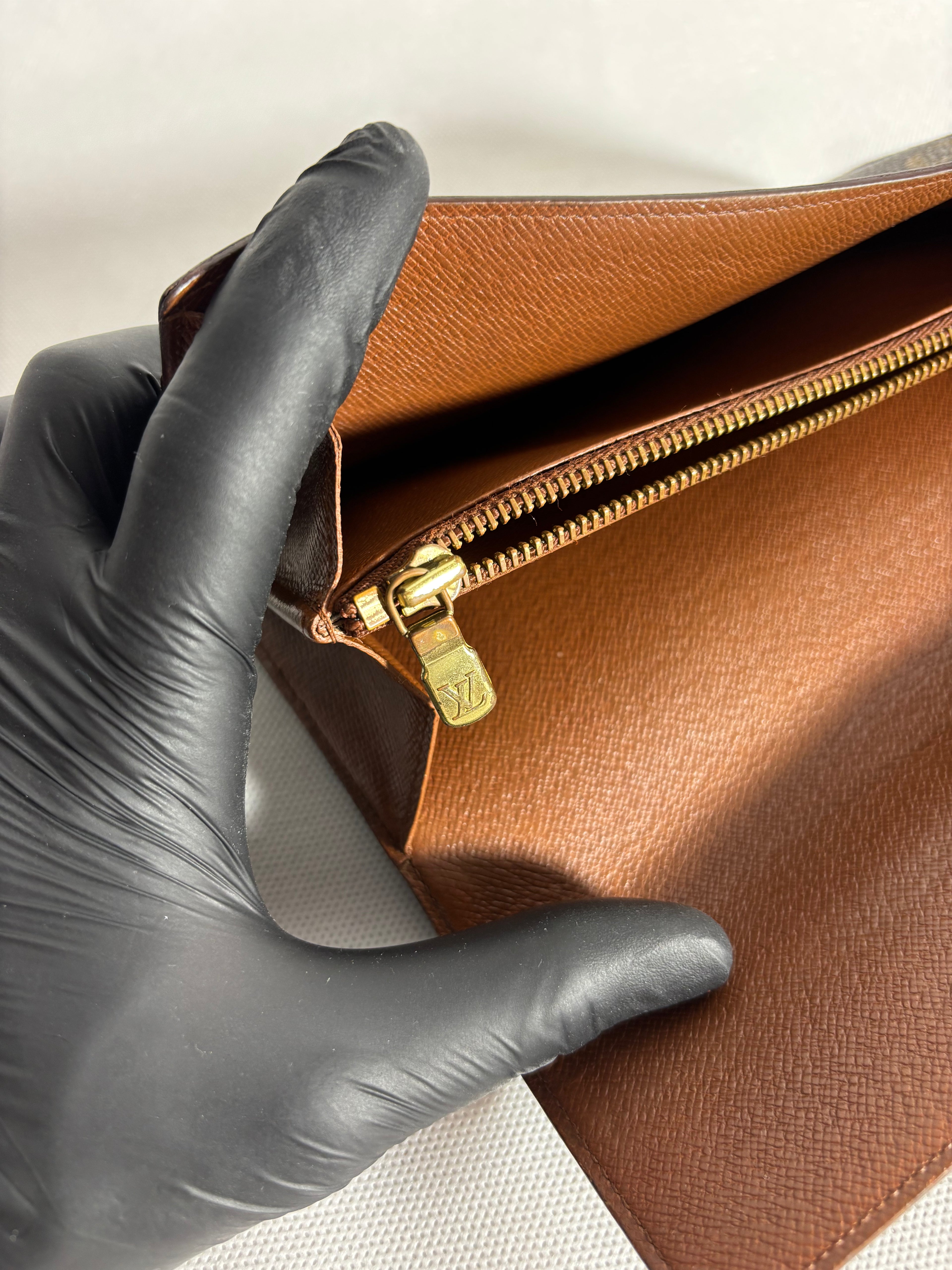 Portefeuille Sarah zippé Grande taille Louis Vuitton