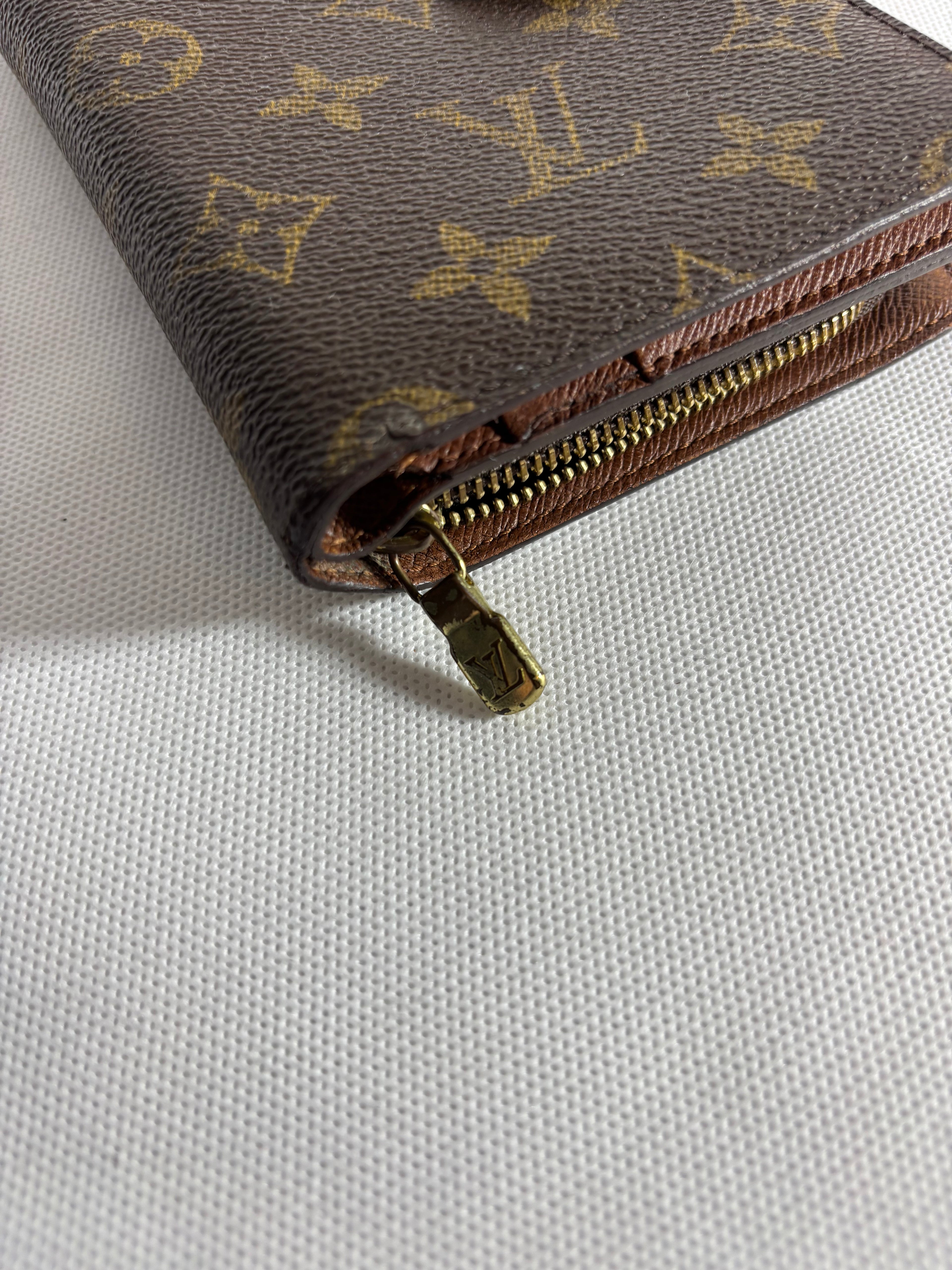 Portefeuille compact zippé monogram à deux volets Grande taille Louis Vuitton