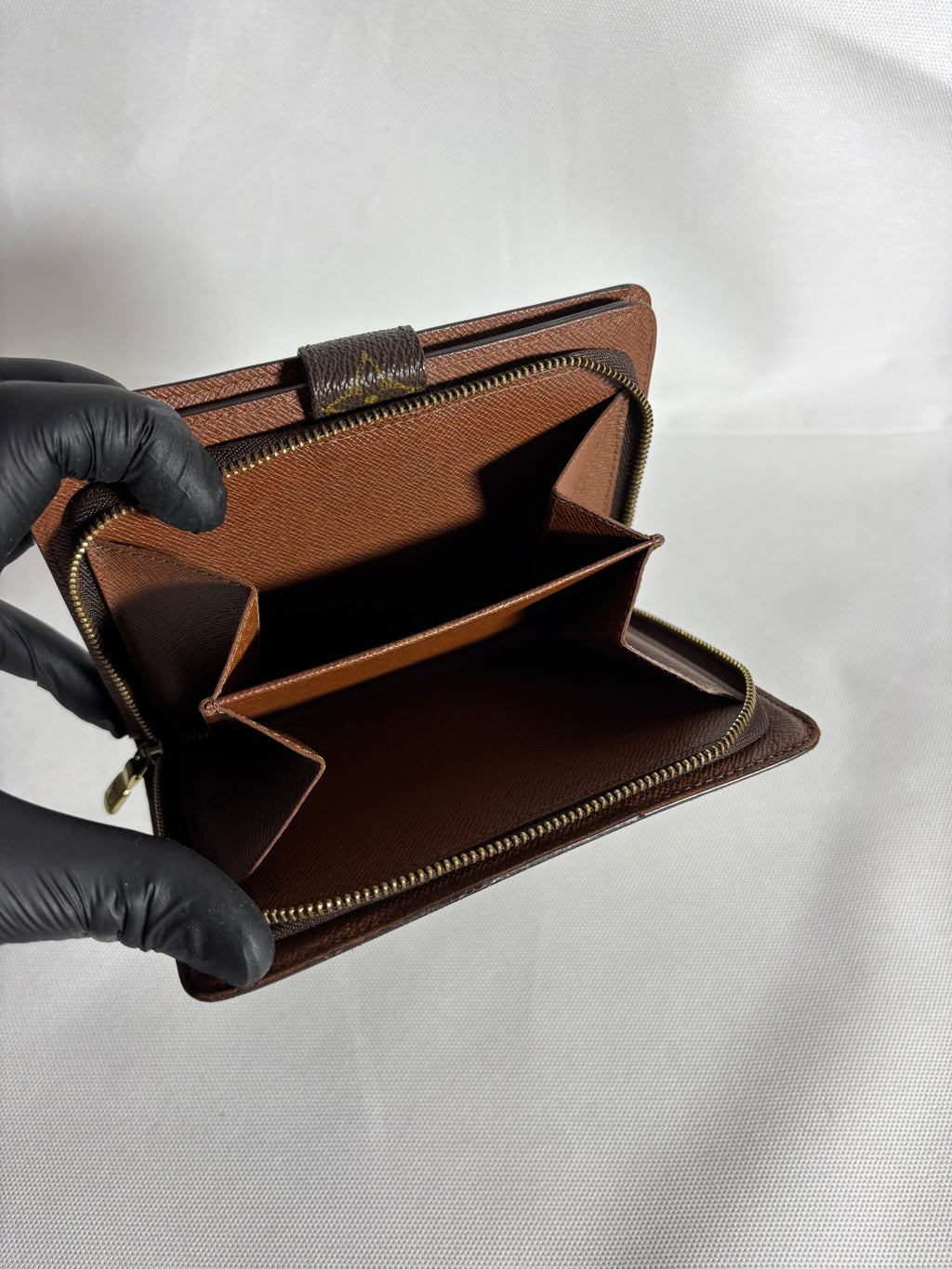 Portefeuille compact zippé monogram à deux volets Grande taille Louis Vuitton