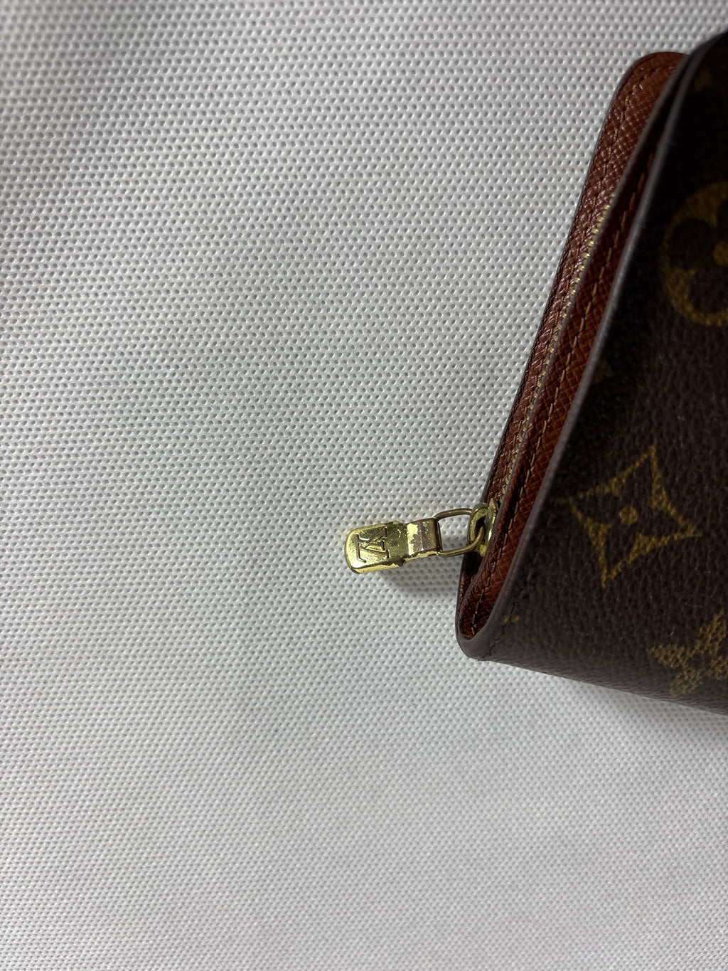 Portefeuille compact zippé monogram à deux volets Louis Vuitton