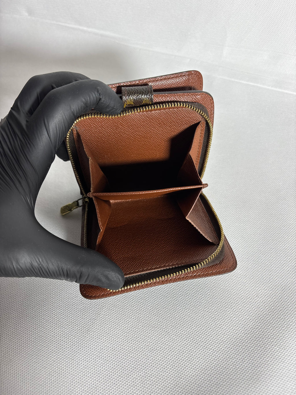 Portefeuille compact zippé monogram à deux volets Louis Vuitton