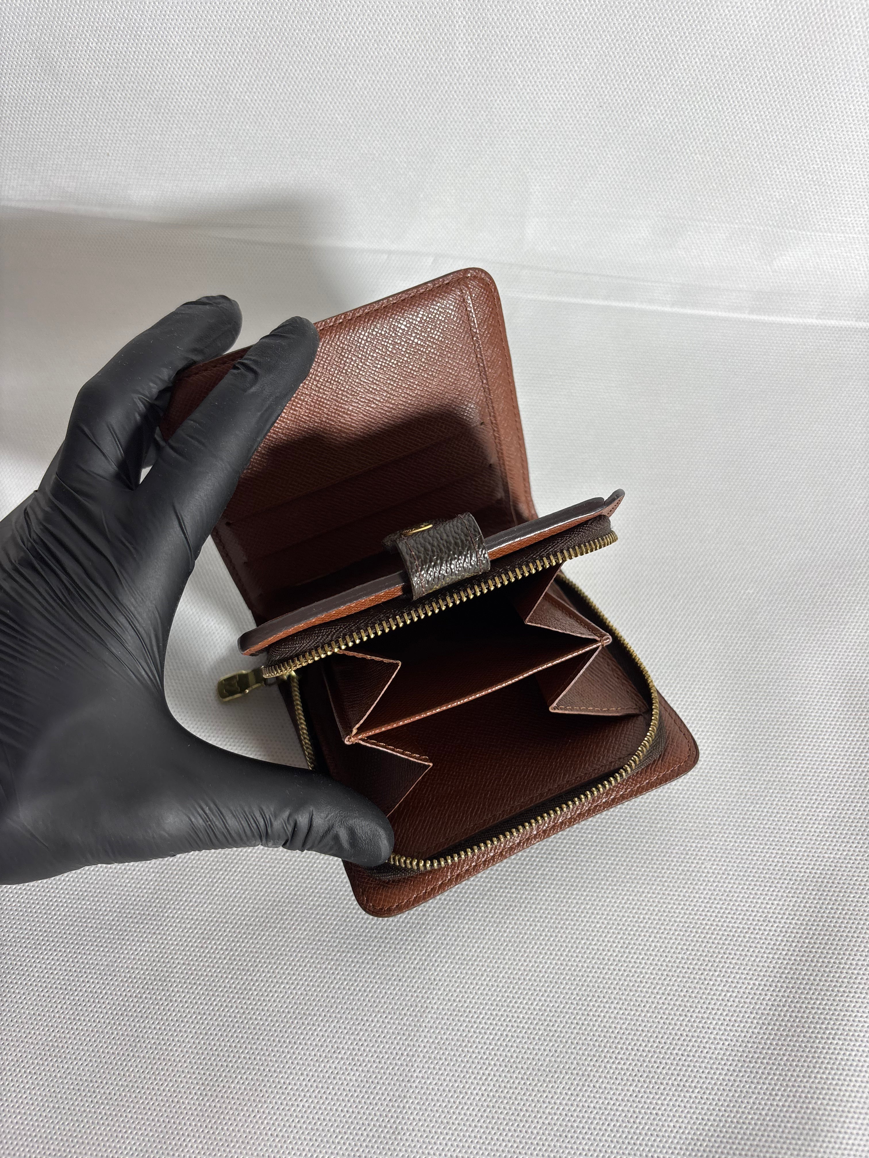 Portefeuille compact zippé monogram à deux volets Louis Vuitton